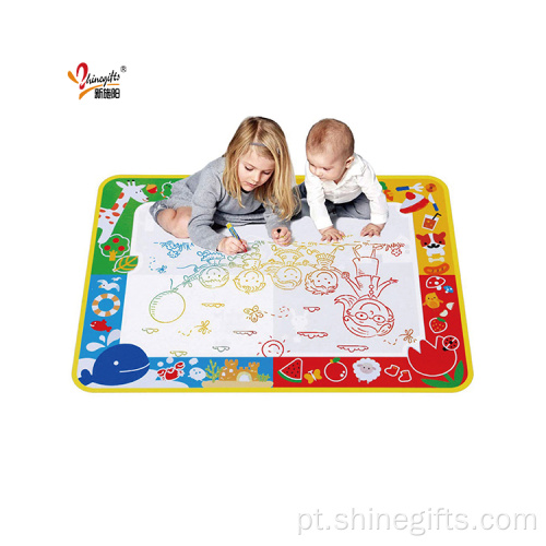 Crianças brincando pintando brinquedo de desenho de água mágica tapete
